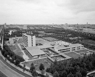 856110 Overzicht van het verpleeghuis Albert van Koningsbruggen (Beneluxlaan 924) te Utrecht, vanaf een flatgebouw aan ...